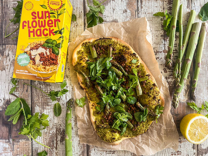 Frühlings-Flammkuchen mit sunflowerHACK, grünem Spargel & Erbsencreme