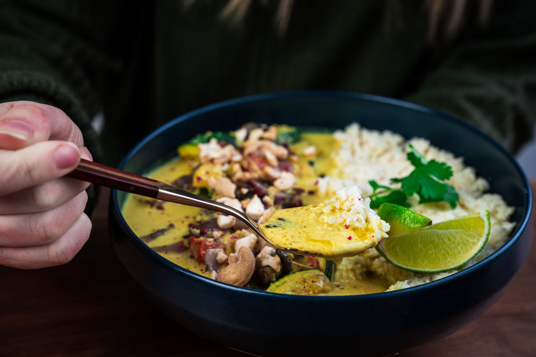 Cremiges Keto-Curry mit sunflowerCHUNKS