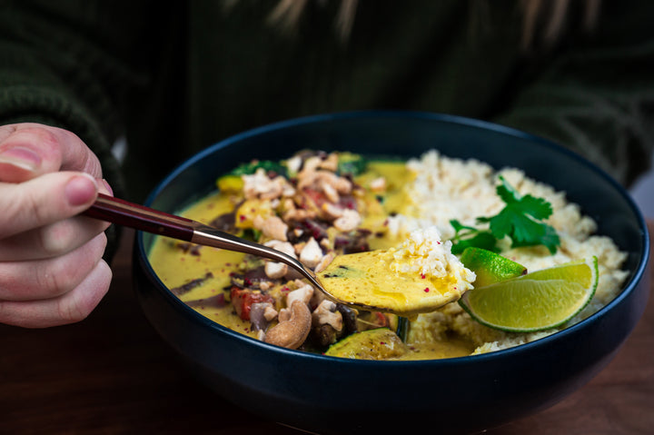 Cremiges Keto-Curry mit sunflowerCHUNKS