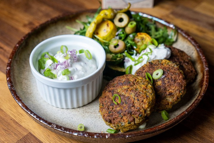 Frikadellen vegan mit Zwiebelcreme und Zucchinisalat