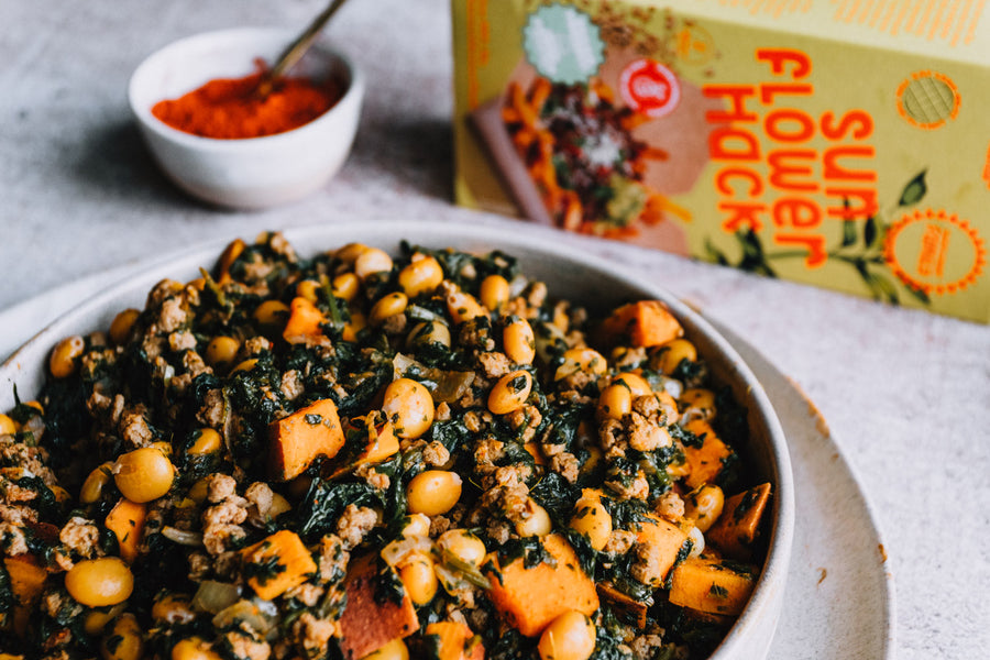 Gelbes sunflowerHACK-Curry mit Süßkartoffel, Spinat & Lupine - dazu Blumenkohlreis