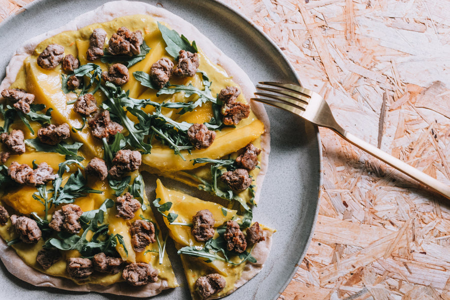 Naan Pizza mit sunflowerCHUNKS & Mango-Curry Sauce