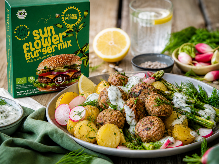 Teller mit Köttbular und Burgermix